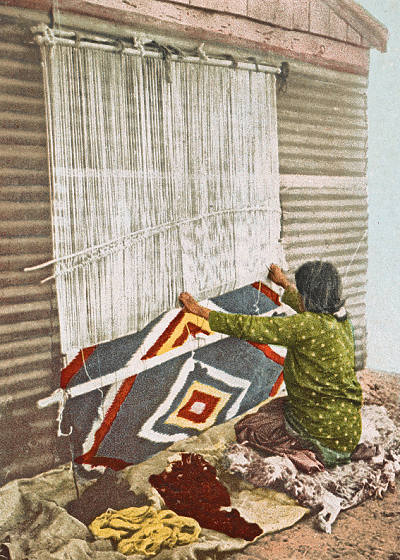 Tissage d'une couverture par une Navajo.